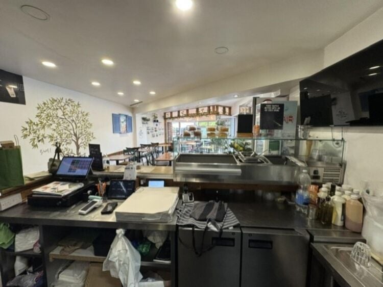 Leasehold Greek Takeaway & Restaurant Located In Rugby