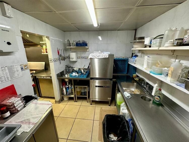 LEASEHOLD LIC. DAYTIME CAFE/RESTAURANT
WITH SELF CONTAINED 4 BED FLAT ABOVE Photo 8
