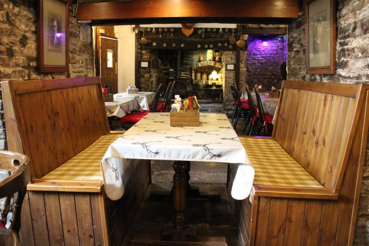 BRECON BEACONS - USK VALLEY CANALSIDE PUB WITH EXCELLENT ACCOMMODATION Photo 8