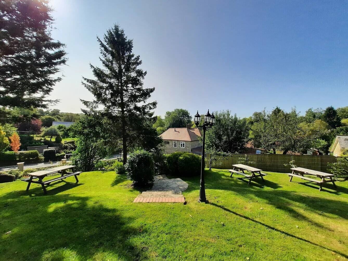 WILTSHIRE - PRESTIGIOUS VILLAGE FREEHOUSE WITH LETTING ACCOMMODATION