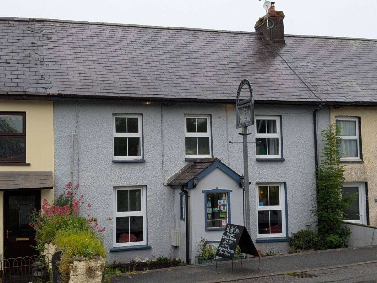 CARMARTHENSHIRE - TRADITIONAL VILLAGE PUB WITH ADDITIONAL ONE BEDROOM COTTAGE