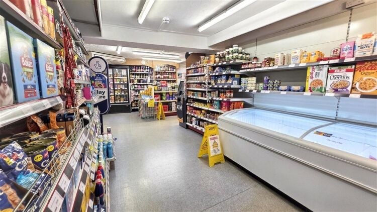 Auction Lot: A freehold mixed-use investment property situated in Torquay For Sale in Torquay Photo 8