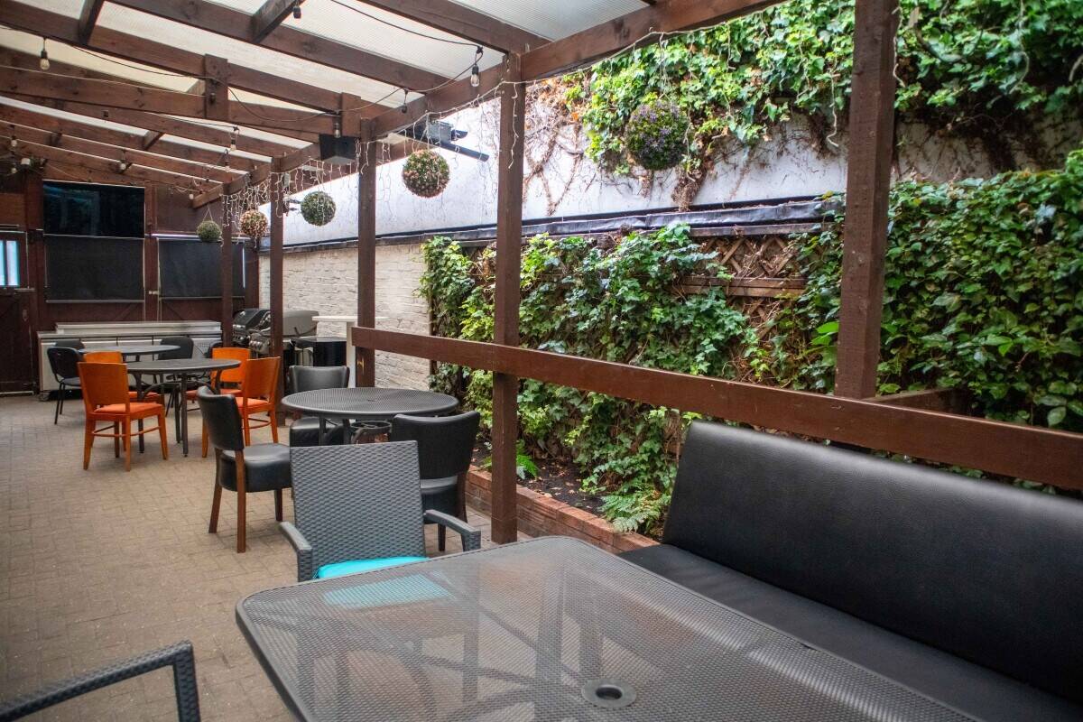 LONDON - FREEHOLD PUB NEXT TO MAJOR CENTRAL LONDON SPORTS STADIUM