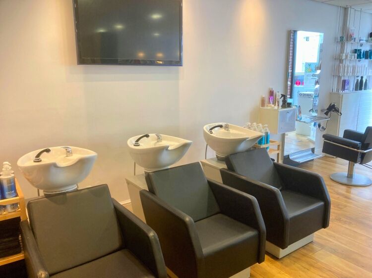 FULLY EQUIPPED HAIR & BEAUTY SALON PREMISES