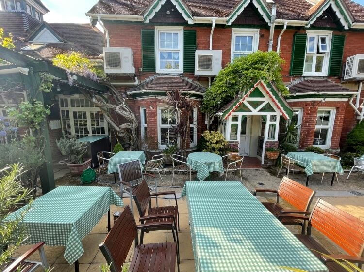 Traditional Italian Restaurant/Pizzeria & Staff and Owners Accommodation