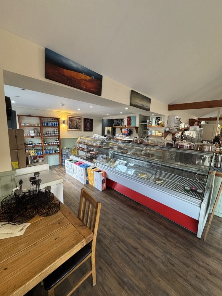 Freehold café/coffee shop in the heart of the Loch Ness tourist village Photo 8