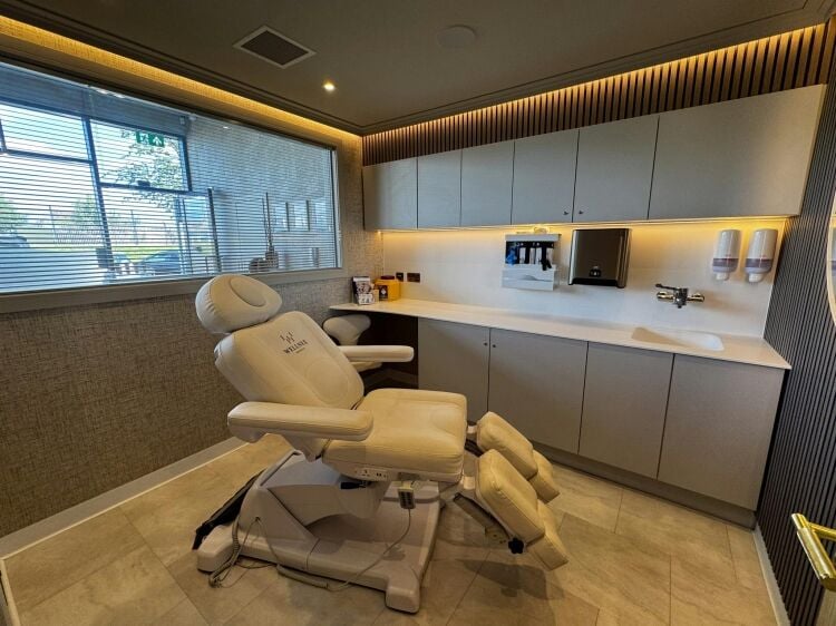 High End HIS Registered Clinic for Sale in Viewpark Uddingston with 6 Treatment Rooms Photo 8