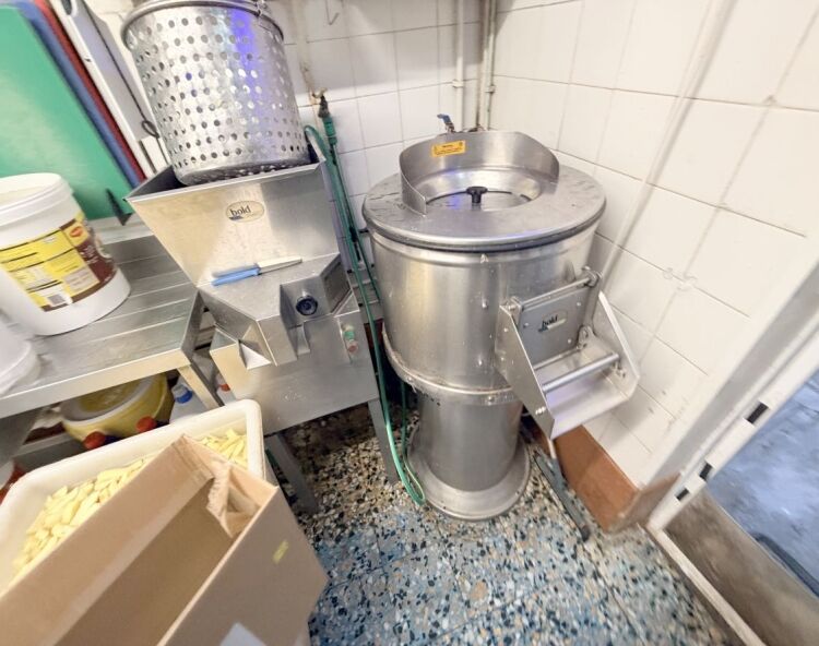 DETACHED FISH & CHIP TAKEAWAY WITH SAME OWNERSHIP 13 YEARS