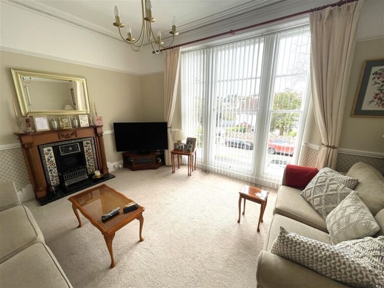Charming Highly Rated 6-Bed Guest House in Torquay For Sale in Torquay