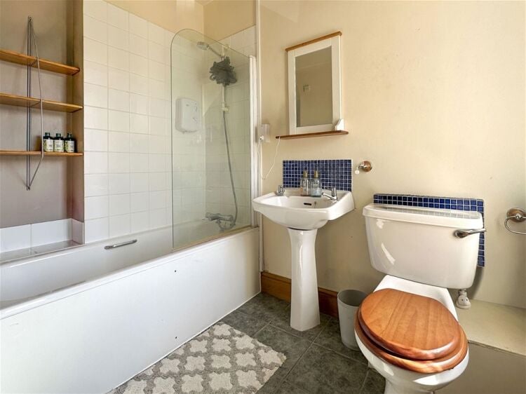 House of Multiple Occupancy and Self Contained Annex Photo 8