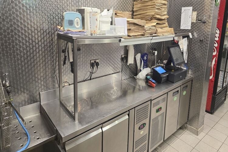 Well established modern fish & chip shop trading evening only