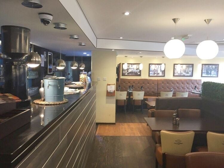 Exceptional superbly fitted & equipped fish & chip restaurant & takeaway in North London Photo 8