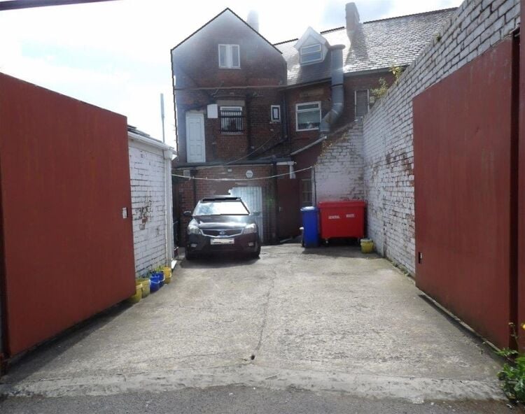 Long-established hot food takeaway with 4-bed flat, Sheffield Photo 8