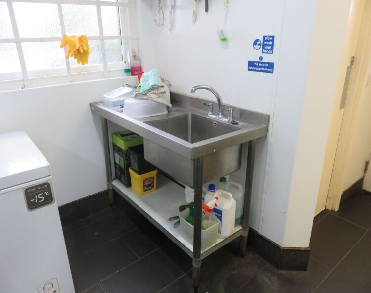 Modern semi-detached fish & chips business trading evenings only, closing 9.00 pm latest Photo 8