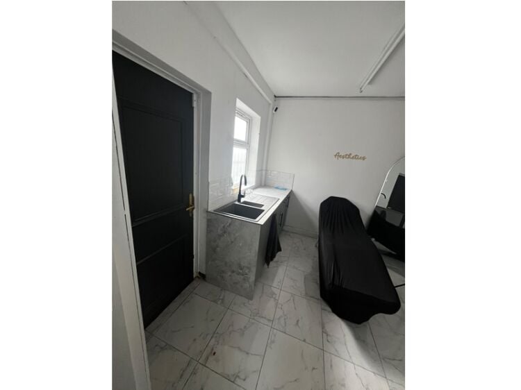 STYLISH & ESTABLISHED BEAUTY STUDIO IN SALFORD