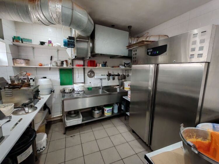 Fish & Chip and Kebab Takeaway with Accommodation – Bilston, West Midlands