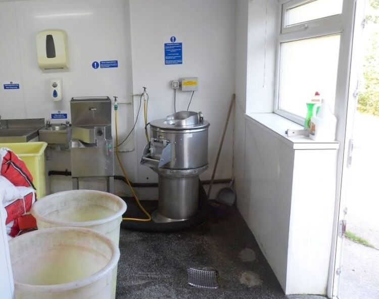 Semi-detached freehold fish & chip takeaway with unused 28 cover cafe, trading just 28 hours weekly Photo 8