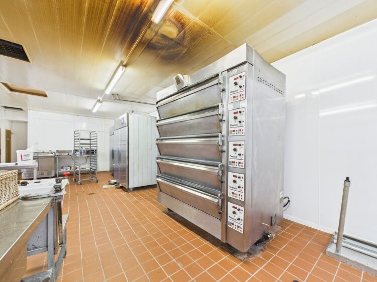 Established Freehold Bakery With Extensive Premises In Torrance Photo 8