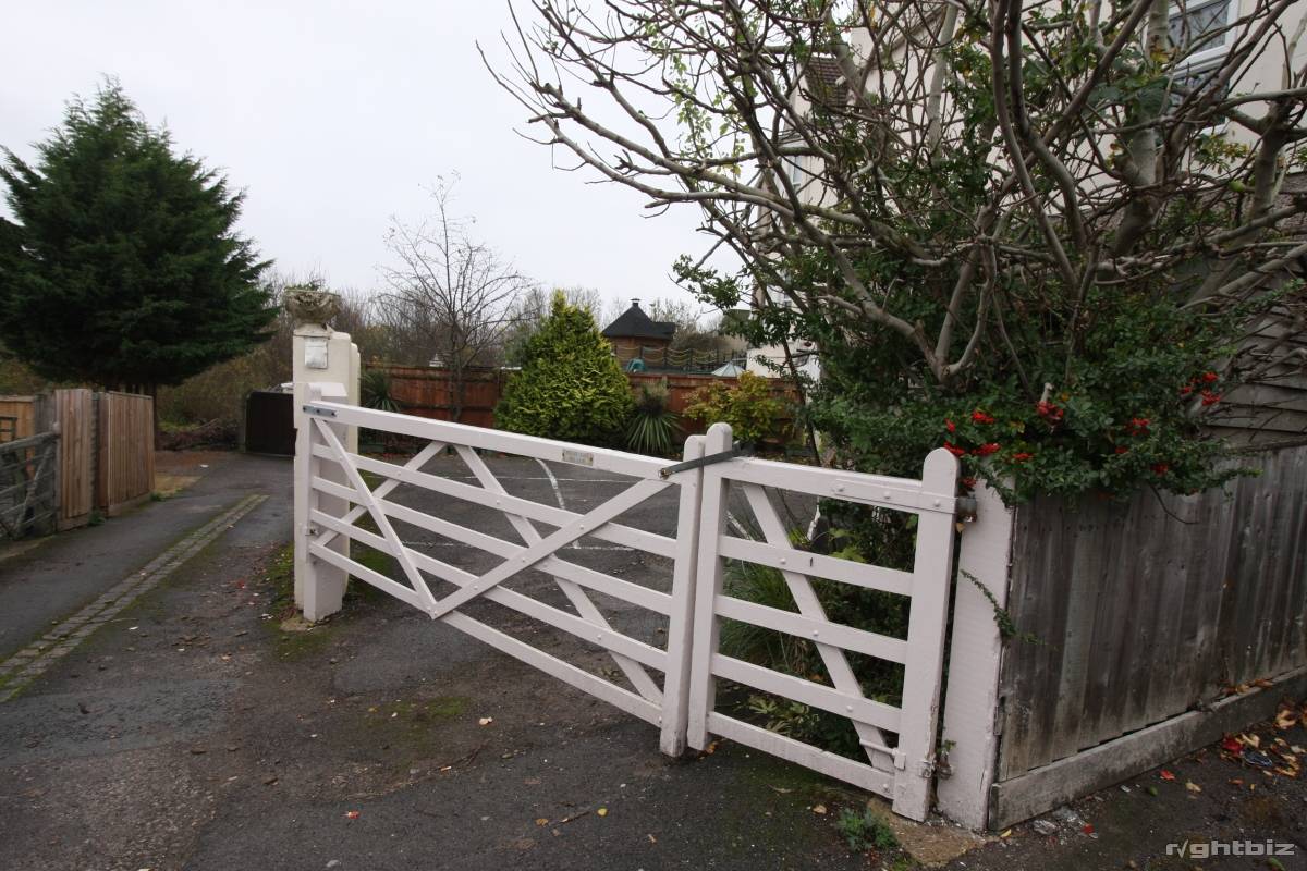 A successful 7-8 bedroom guest house in busy town in Wiltshire. Retirement Sale.