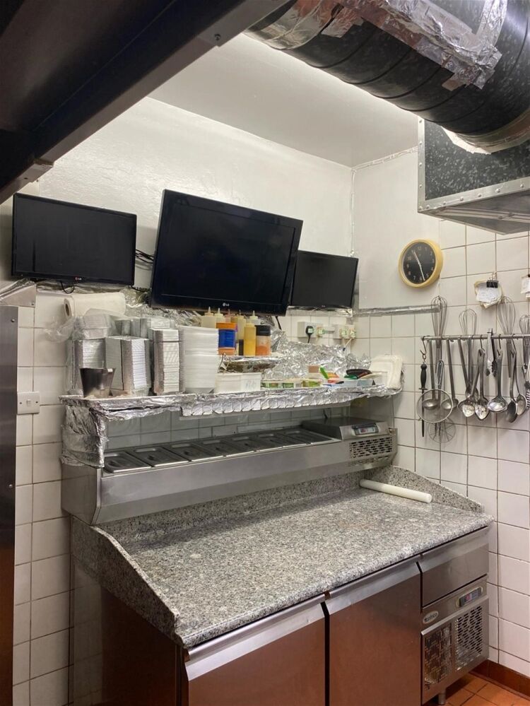 Long Leasehold Italian and Hot Food Takeaway with Accommodation – Chorley