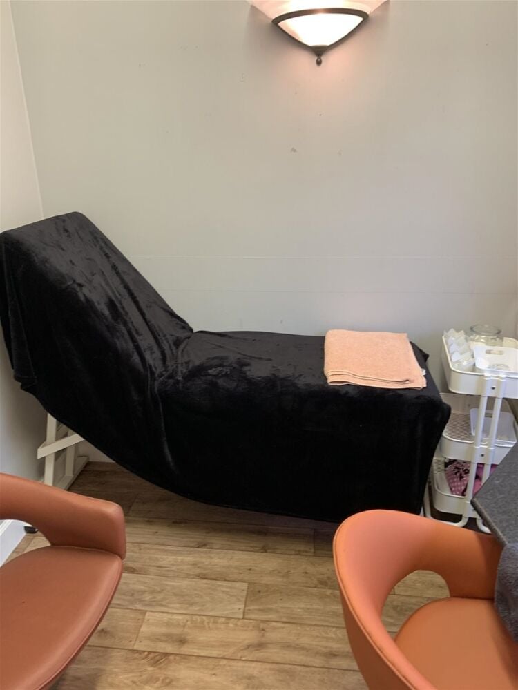 STYLISH UNISEX HAIR & BEAUTY SALON IN FALKIRK TOWN CENTRE Photo 9