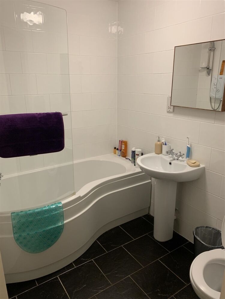 FREEHOLD B&B OR SELF CATERING APARTMENTS WITH LICENSED BAR & RESTAURANT IN PEMBROKE DOCK