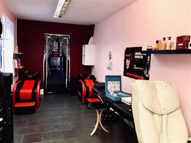 STYLISH UNISEX HAIR SALON WITH PRIVATE APARTMENT IN ST HELENS
