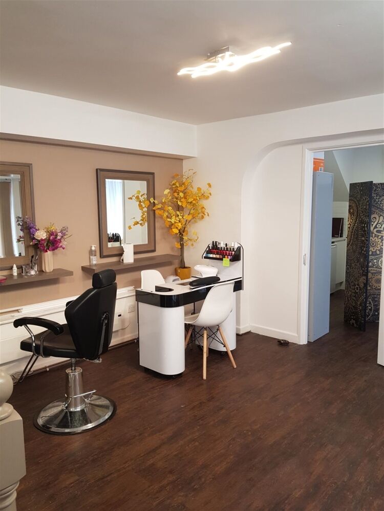 SUPERB UNISEX HAIR & BEAUTY SALON IN GUILDFORD TOWN CENTRE Photo 9