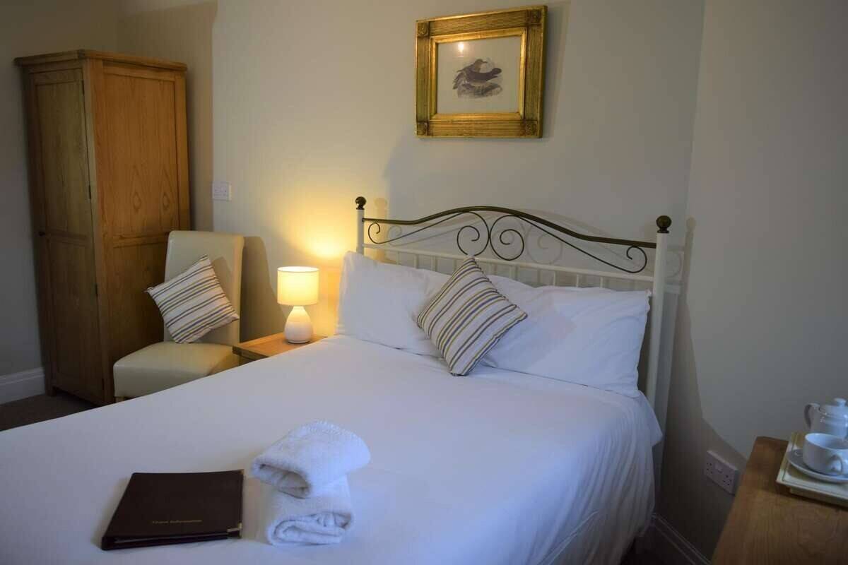 MONMOUTHSHIRE - RIVERSIDE VILLAGE HOTEL, EXCEPTIONAL INN OF ARCHITECTURAL APPEAL