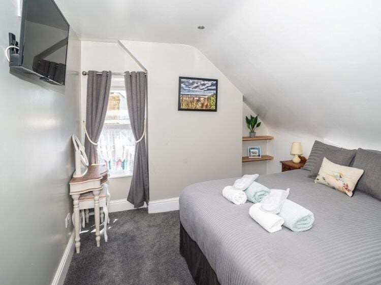 Beautiful Guest House For Sale Photo 9