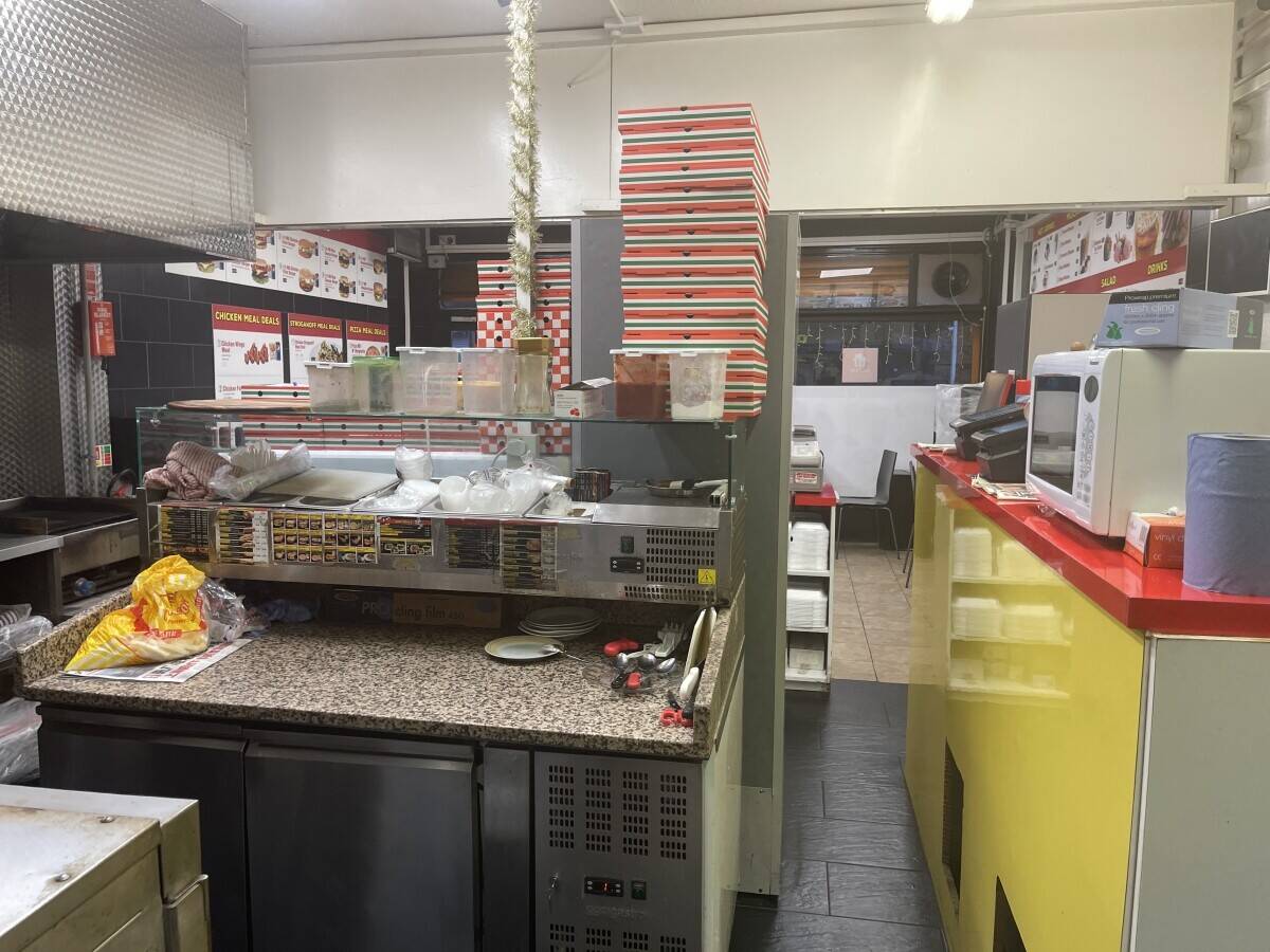 Pizza shop Takeaway with sitting area  for sale leasehold Photo 9