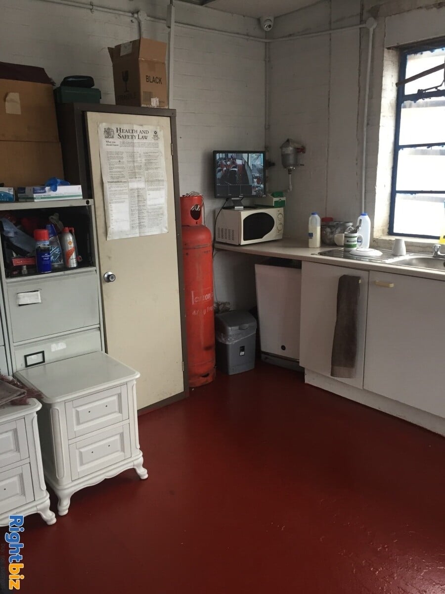 Motor garage with new lease Photo 9