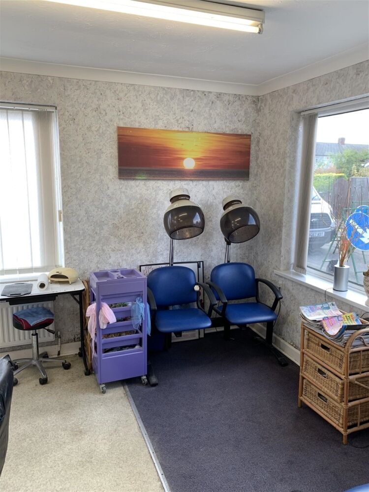 FREEHOLD UNISEX HAIR SALON in prosperous commuter village suburb LINCOLN Photo 9