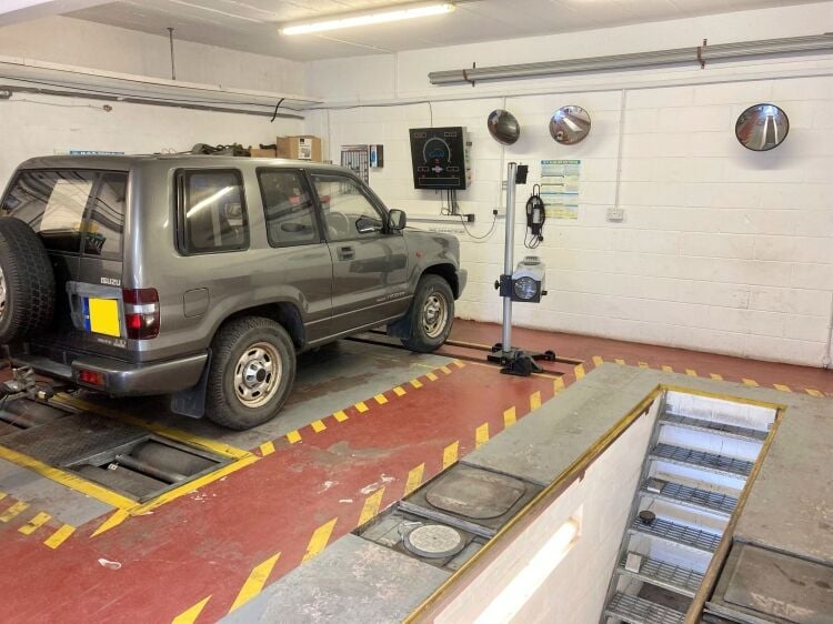 MOTOR VEHICLE DIAGNOSTICS, SERVICING, REPAIR, MOT CENTRE & TYRE BAY