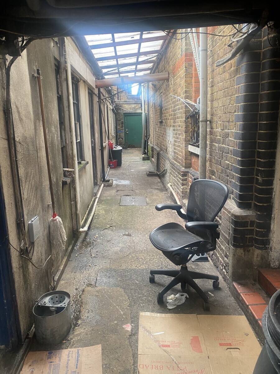 Pizza and Burger Takeaway for partnership or rent.