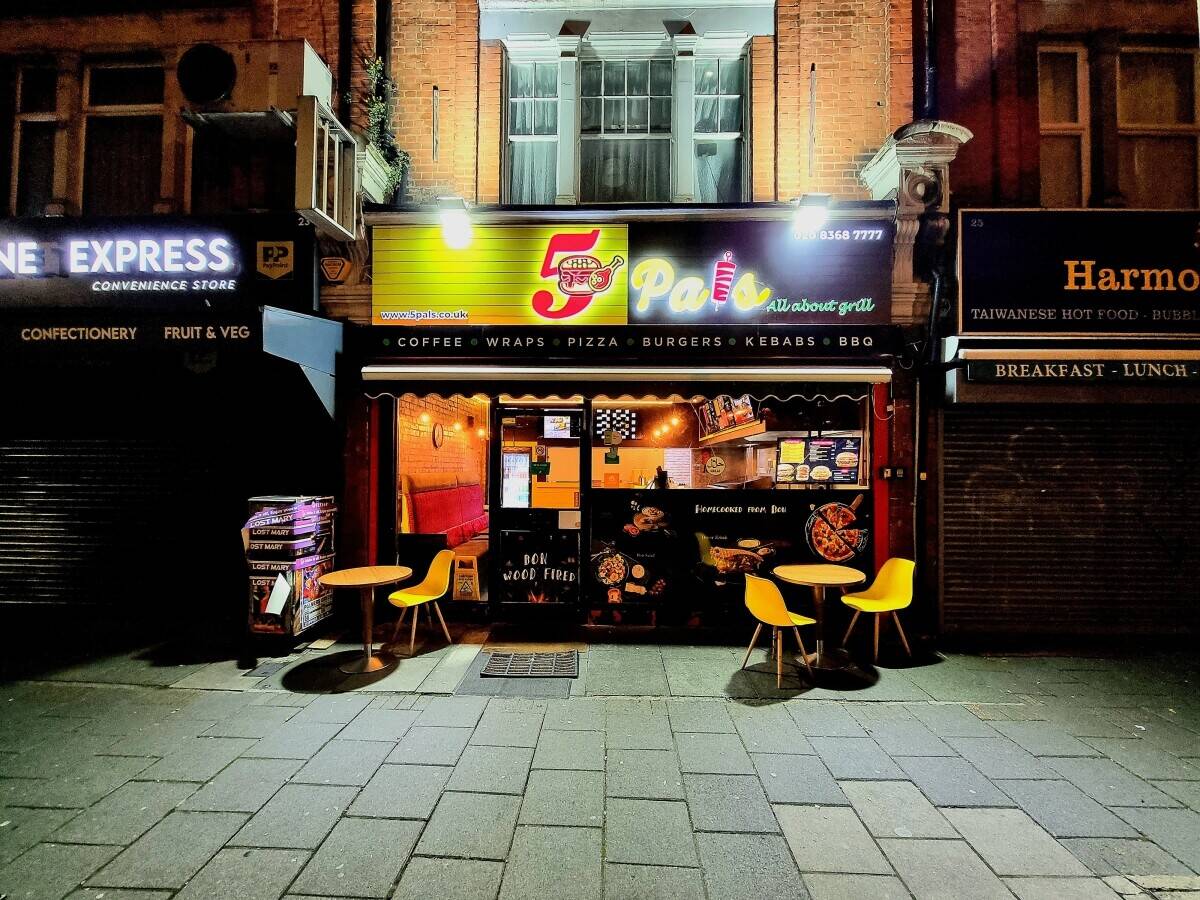 Leasehold Pizza and grilled chicken shop with 3-bed flat Photo 9