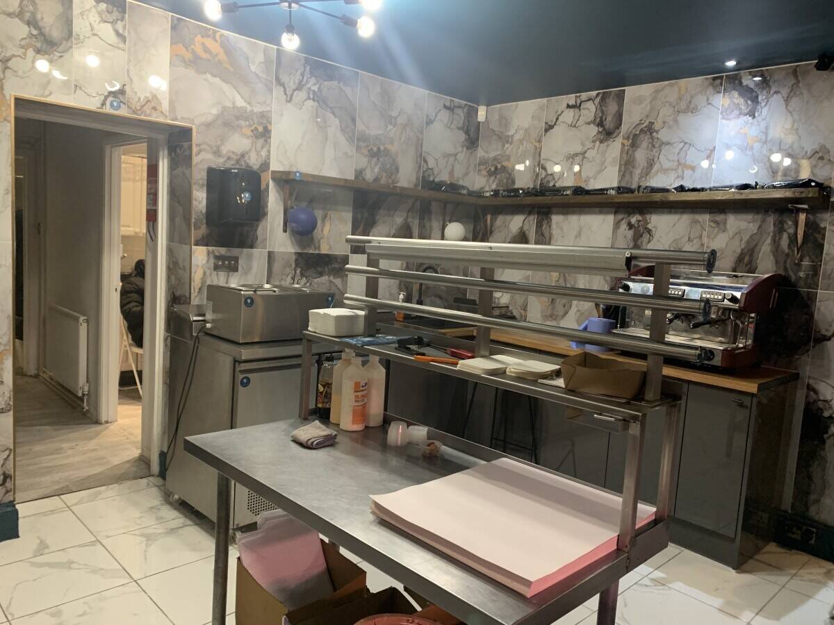 Turkish takeaway/coffee shop for sale in the heart of Romford, London. Photo 9
