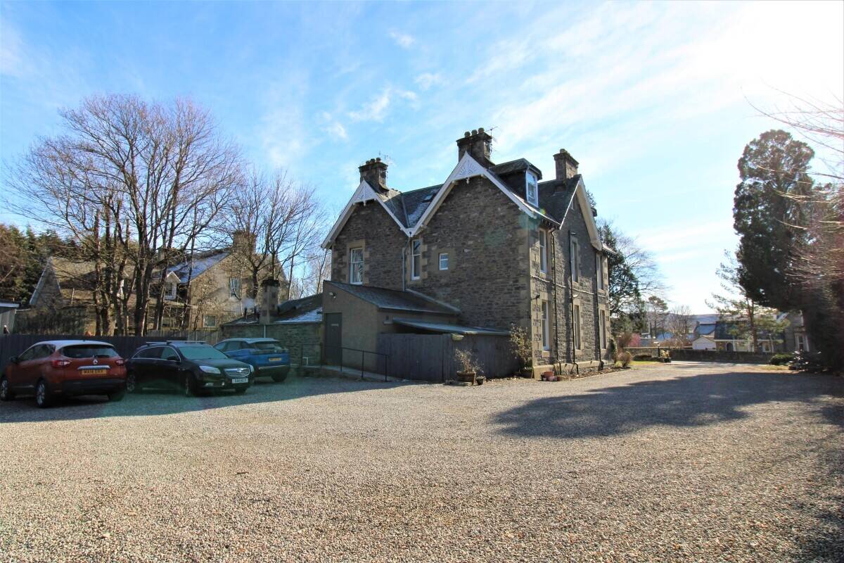 Popular and thriving nine-bedroom hotel in Kingussie Photo 9