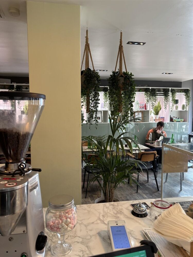 AN INDEPENDENT CAFÉ PROVIDING HEALTHY AND INDULGENT TREATS