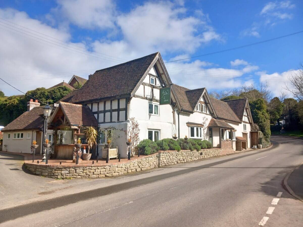 SHROPSHIRE - COUNTRY INN APPOINTED TO AN EXCELLENT CONDITION THROUGHOUT AND LOCATED IN AFFLUENT AREA Photo 9