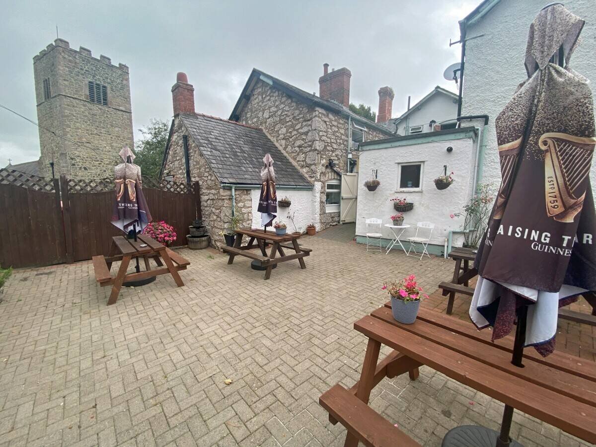 DENBIGHSHIRE – PICTURESQUE 17TH CENTURY VILLAGE PUB & RESTAURANT