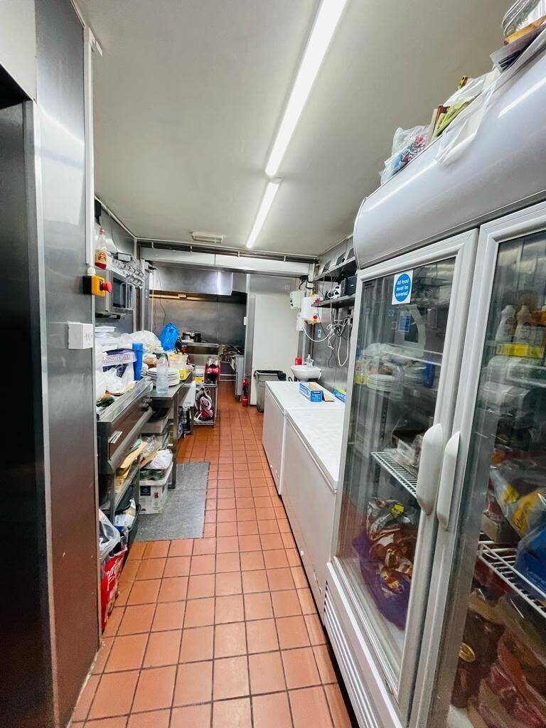 Fully Licensed for pub & bar including takeaway for sale based in croydon  Photo 9
