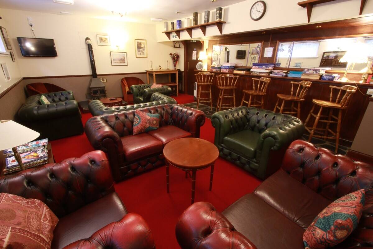Fabulous Waterside Inn overlooking the Iconic Loch Linnhe - For Sale Photo 9