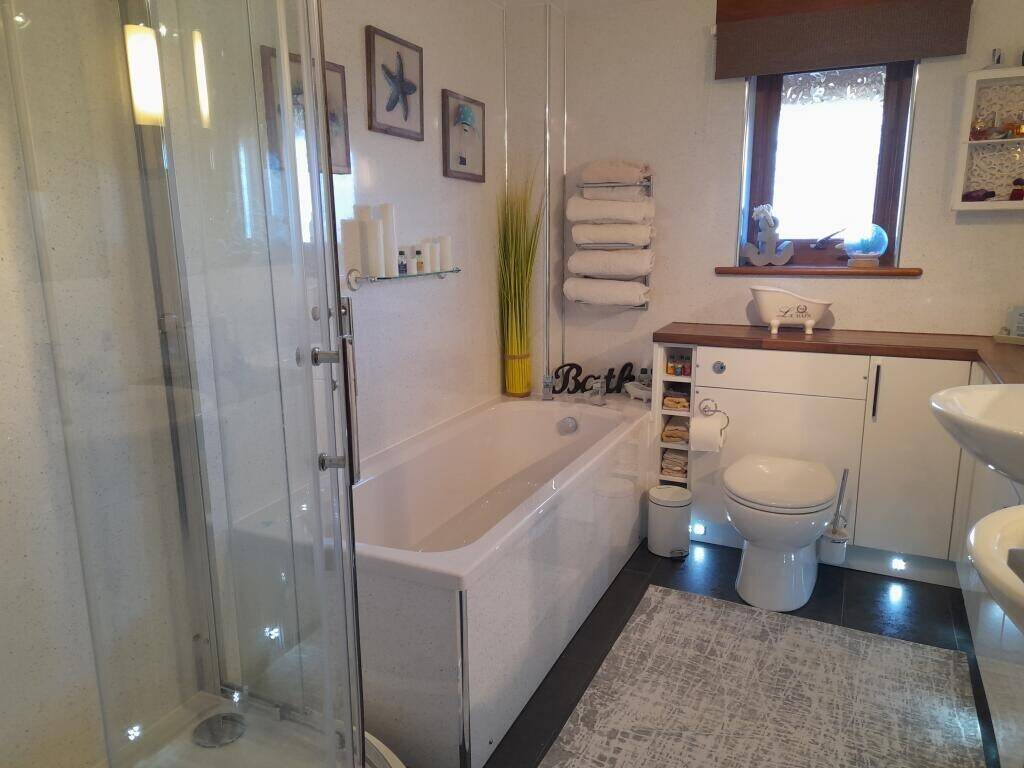 House with separate holiday home cottage with Stl license
