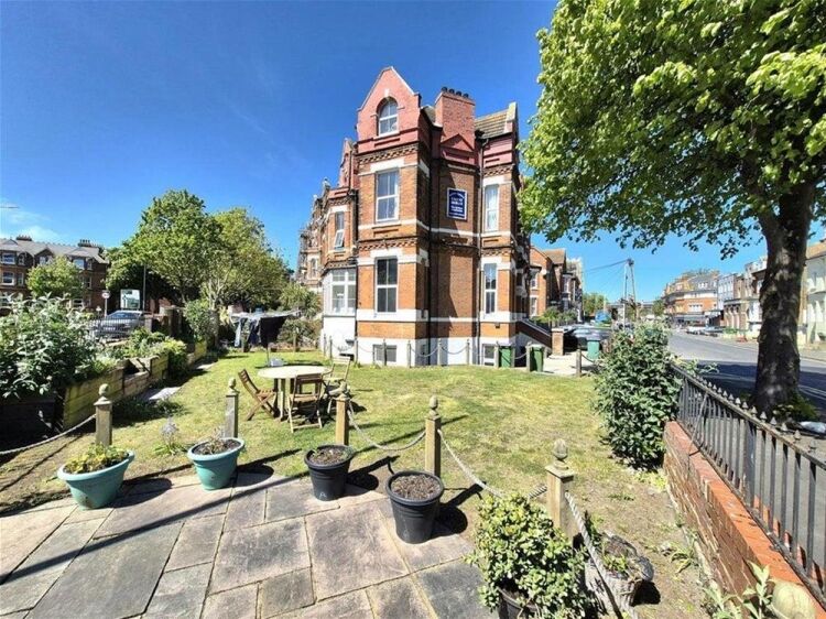 FREEHOLD
GUEST  HOUSE