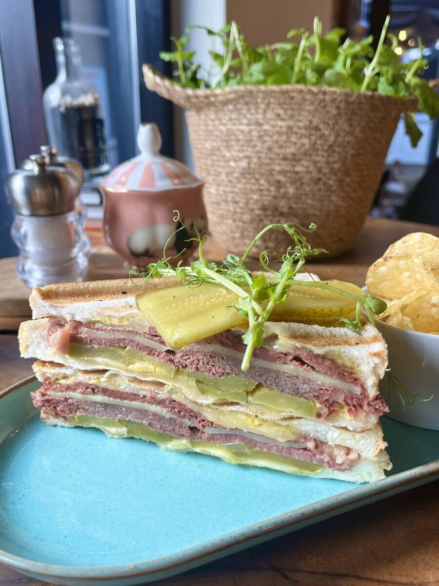Brunch-style restaurant coffee shop with side delicatessen in the Heritage commuter town of Westerham, Kent