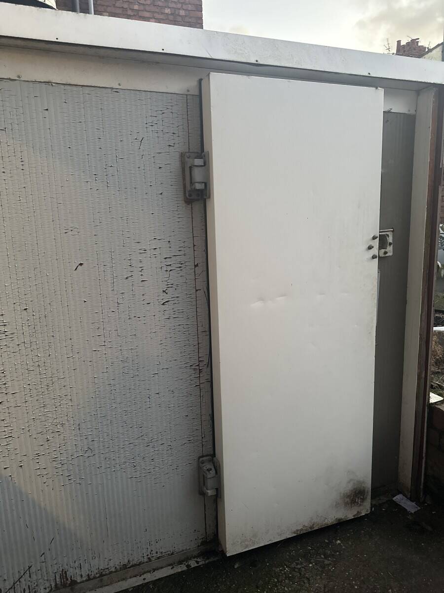 Saffron Indian takeaway in Birkenhead with 3 Bedroom Flat Photo 9
