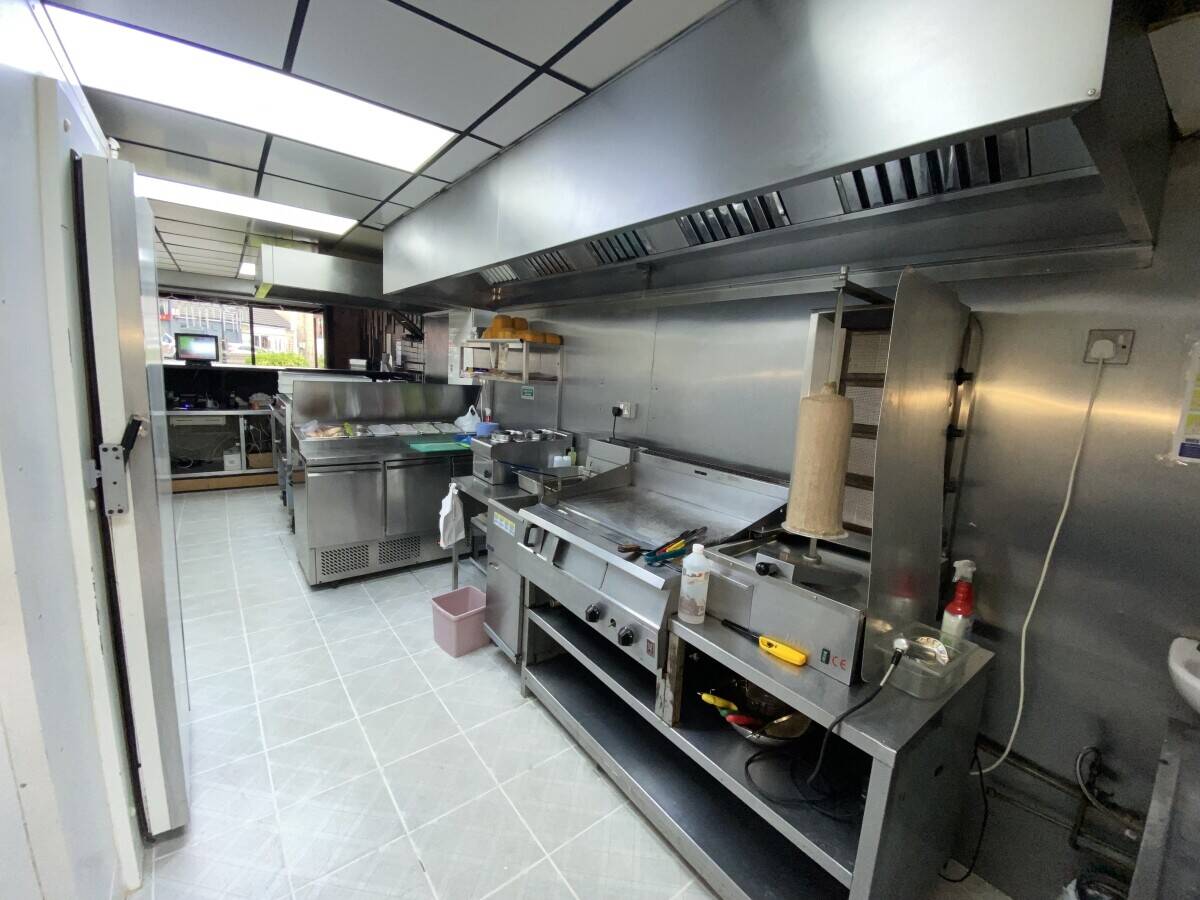 Italian pizza & kebab takeaway for sale with 1 bedroom flat and potential space for expansion