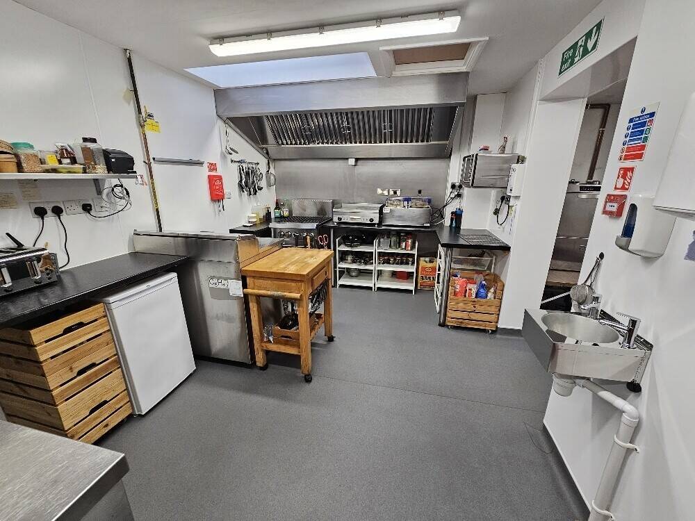 Licensed Cafe Bar & Restaurant In A Sought After East Devon Coastal Town Photo 7