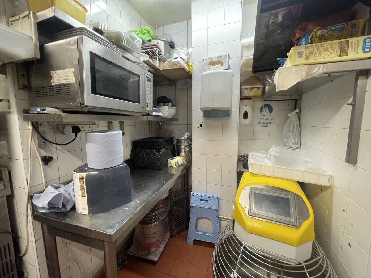 Fully equipped and well established Italian restaurant with one bedroom flat above it